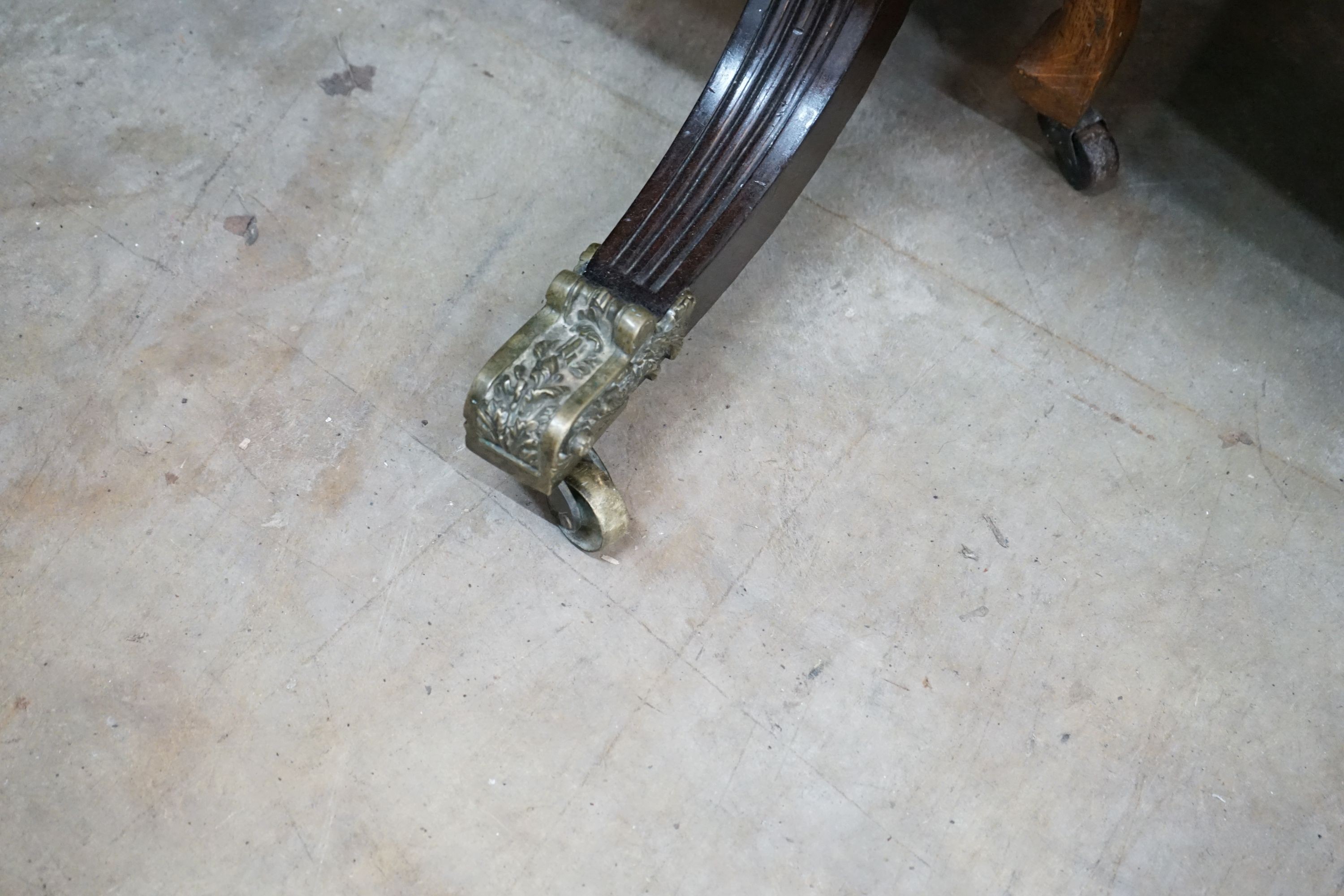 A mahogany centre table, width 103cm, depth 73cm, height 86cm